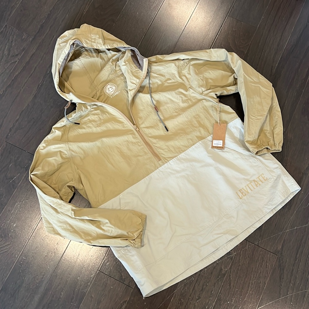NWT Levitate windbreaker